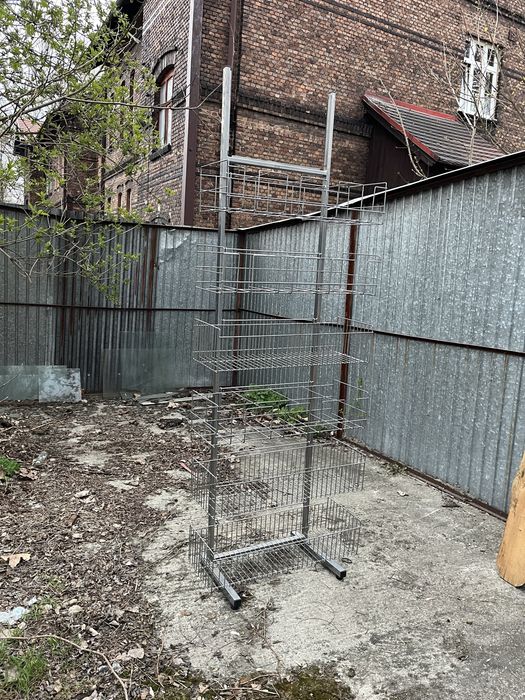 Półka metalowa z koszykami