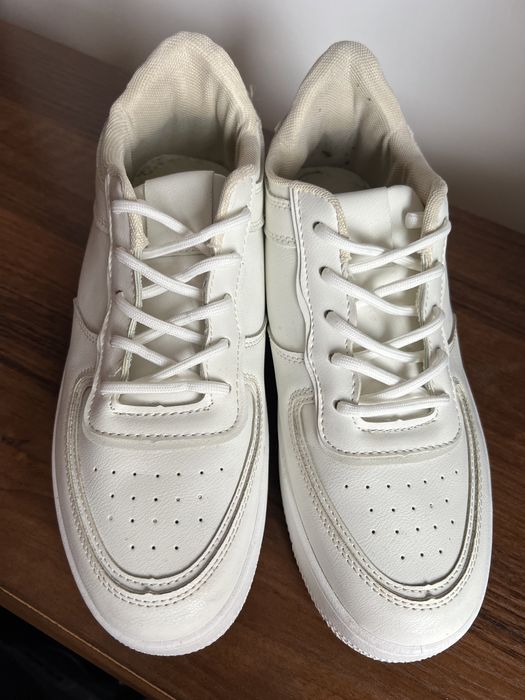 Продам жіночі білі кеди