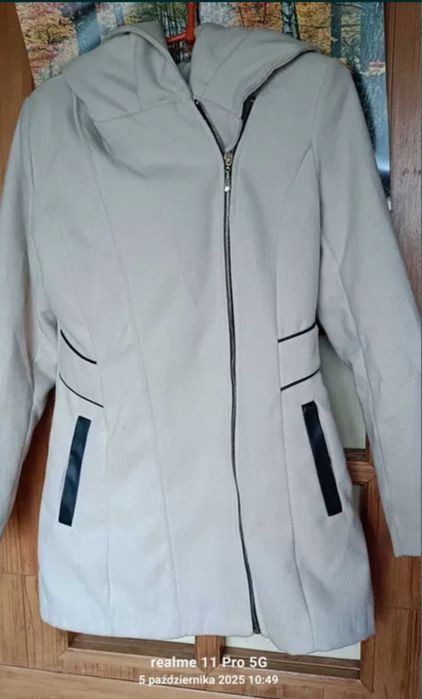 Modny elegancki płaszczyk damski.