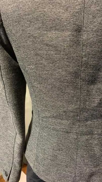 Szary żakiet w drobną jodełkę