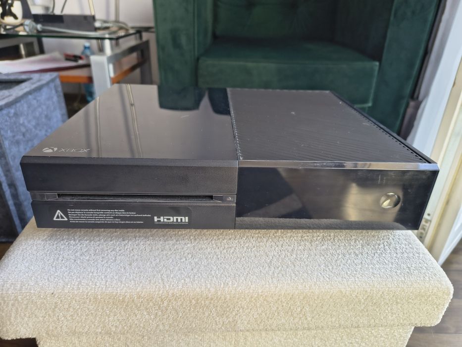 Xbox one z padem i zasilaczem gotowe do grania