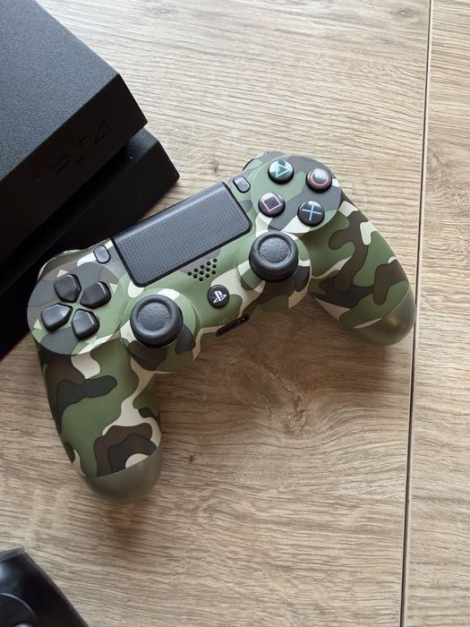 PlayStation 4 500 GB + 4 comandos + 13 jogos