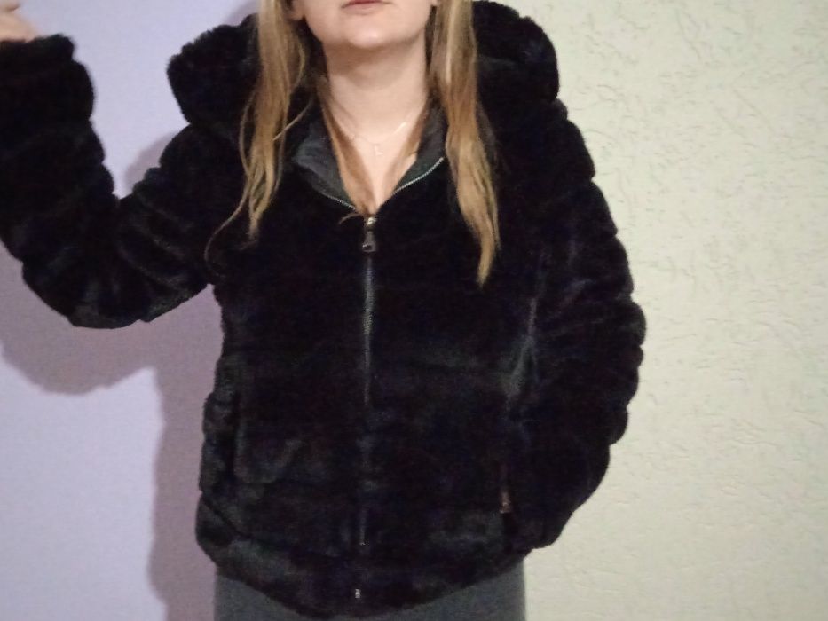 Czarna kurtka futrzana