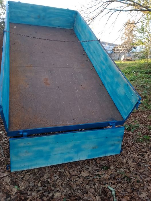 Reboque tribascolante