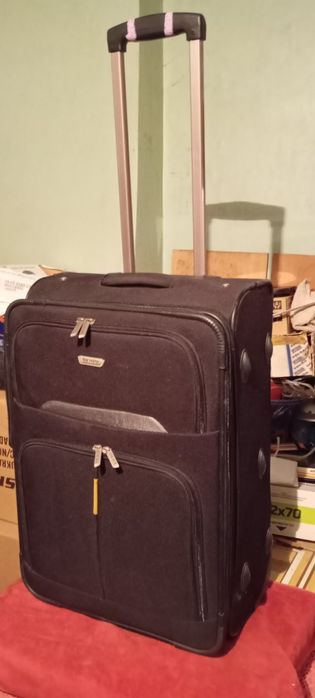 Чемодан на колесиках.