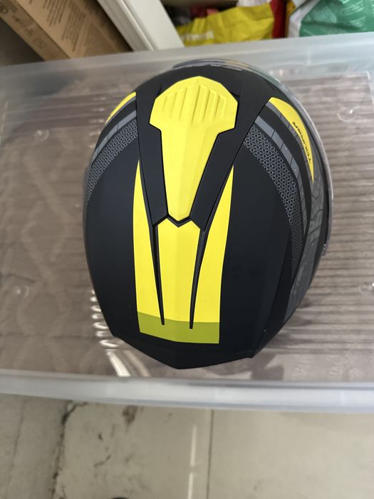 Capacete usado uma vez com caixa