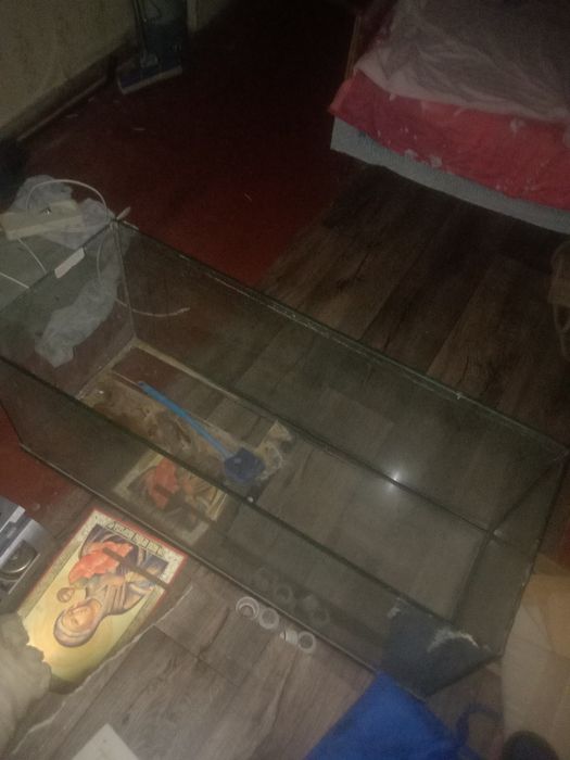 Продам аквариум примерно литров на 100 целый есть крышка с подсветкой