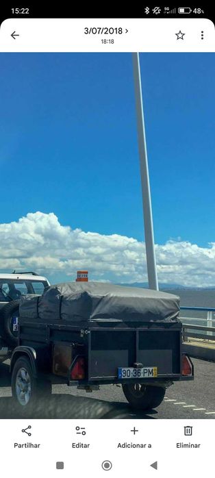 Atrelado camper com tenda de tejadilho