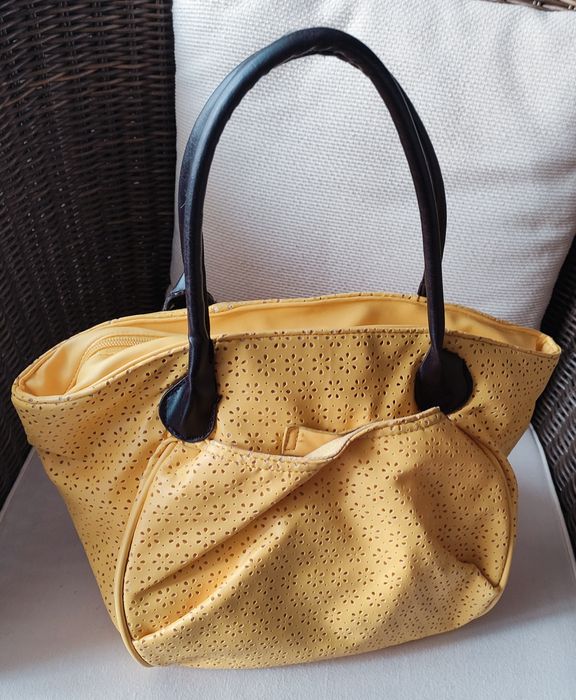 Mala amarela com efeitos perfurados