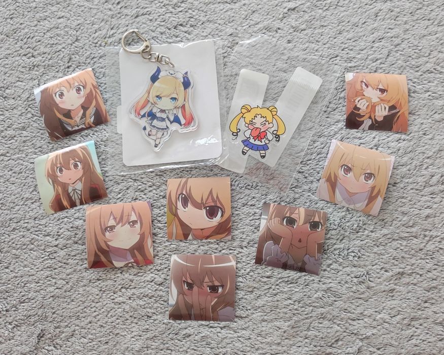 Zestaw Anime brelok, przypinka, naklejki