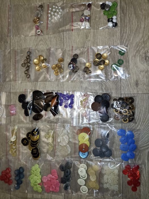 Гудзики різні: металеві, скляні, пластмасові, з мушлів