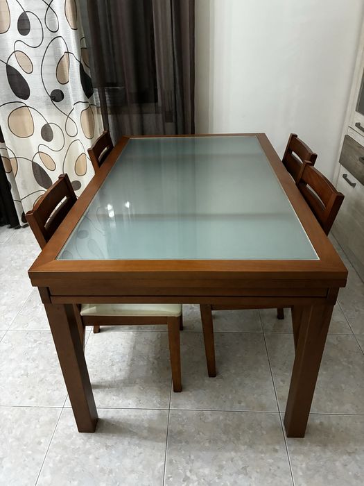 Mesa com 4 cadeiras extensivel