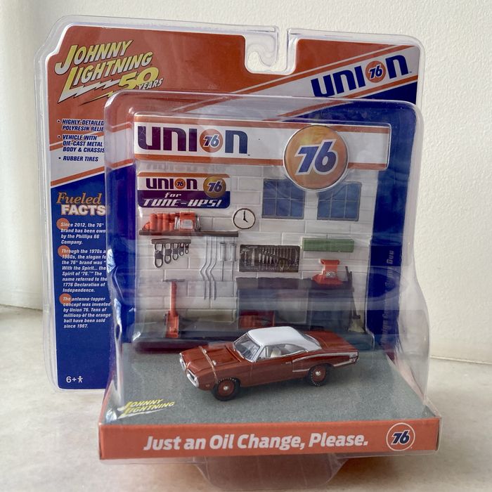 Діорами від Johnny Lightning, машинки