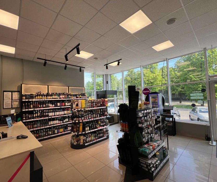 Продаж торгового приміщення, орендар РОЗЕТКА, червона лінія