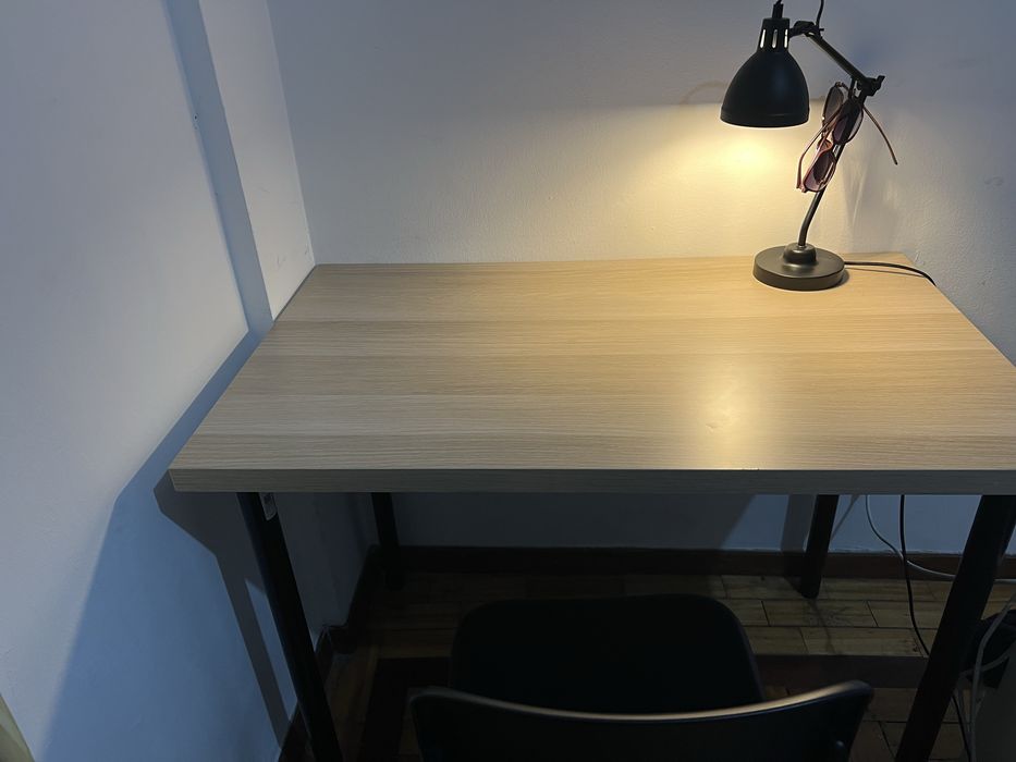 Jogo de mesa cadeira e abaju de escritorio