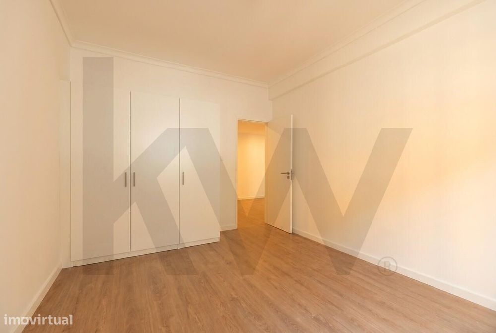 Apartamento T2 Totalmente Remodelado no centro de Monte Abraão - 1.º P