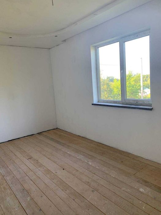 Будинок біля гір