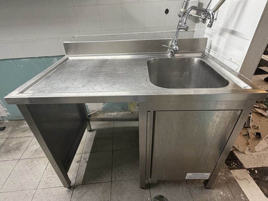Bancada inox com cuba de lavagem e torneira