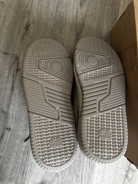 Нові жіночі зимові кросівки