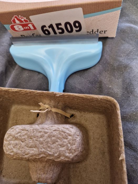 Продам совеошенно новую щетку для вычесывания подшерстка у  животных