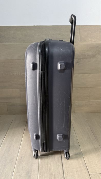 Mala grande de Viagem marca Delsey