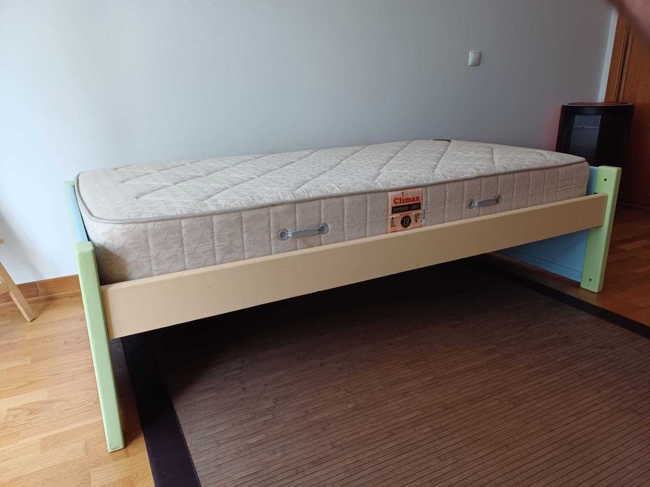 cama com cama extra em gaveta e 2 colchões