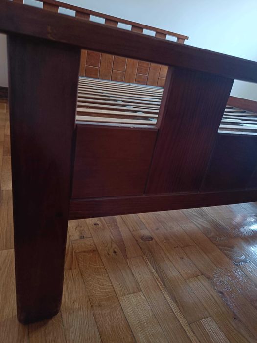 Cama de casal Saint-Clair com estrado