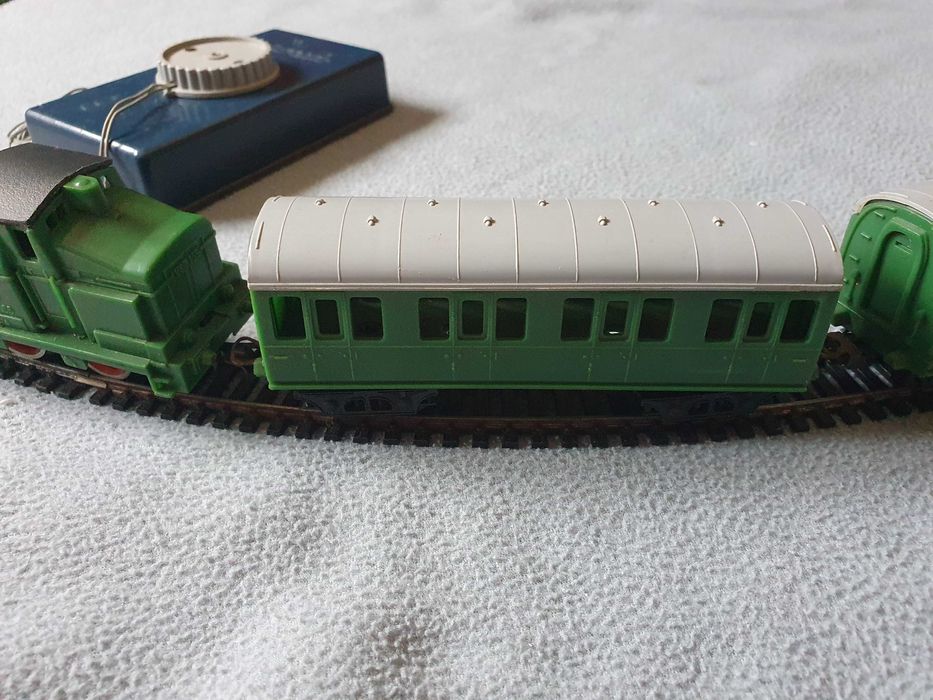 LIMA Train Set – Locomotive, Two Carriages, and Tracks – 9V – 1960s64284862644354121
