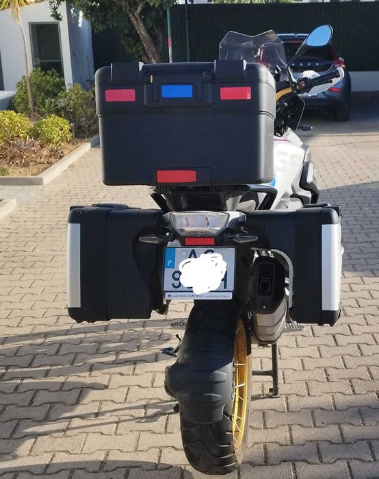 Mota impecável sempre de garagem, todas revisões feitas na marca. Sem tempo para desfrutar
