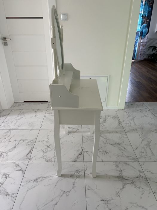 Biała toaletka dziewczęca do makijażu