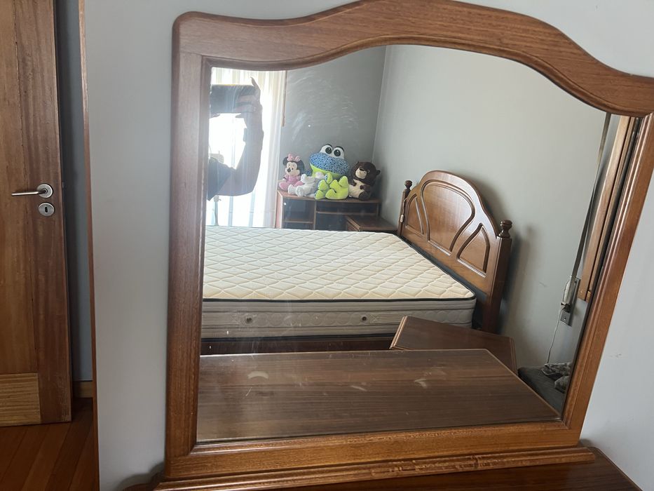 Cama de casal + 2 mesas de cabeceira + cómoda