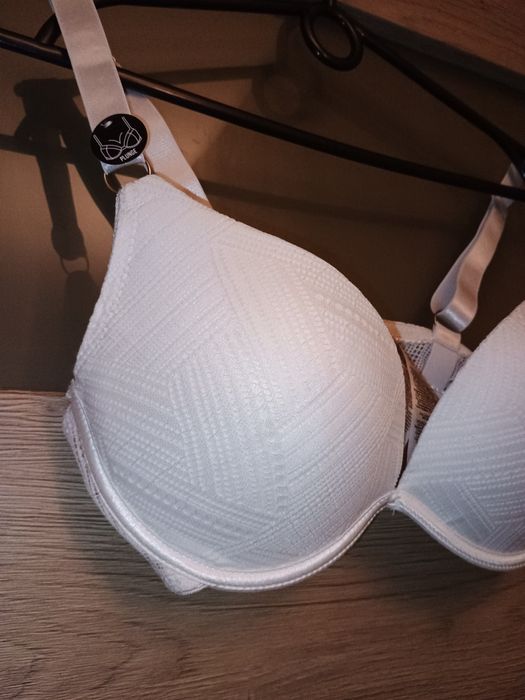 Nowy biały biustonosz plunge boho 75D