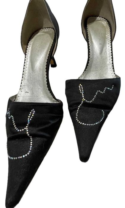 Sapatos pretos elegantes com brilhantes – salto médio