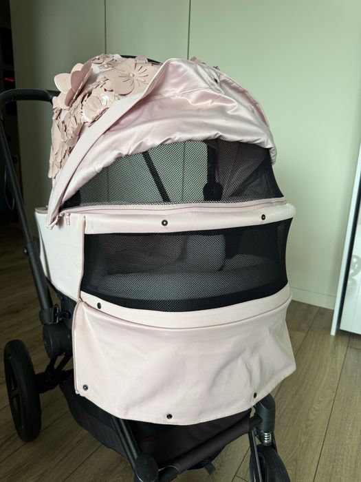 Коляска Cybex Priam Lux Simply Flowers Pink (люлька+шасі)