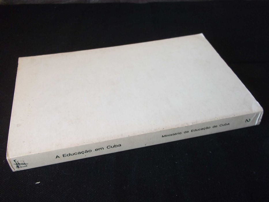 Livro A educação em Cuba Seara Nova 1975