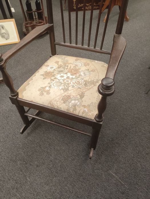 Cadeira de baloiço em madeira