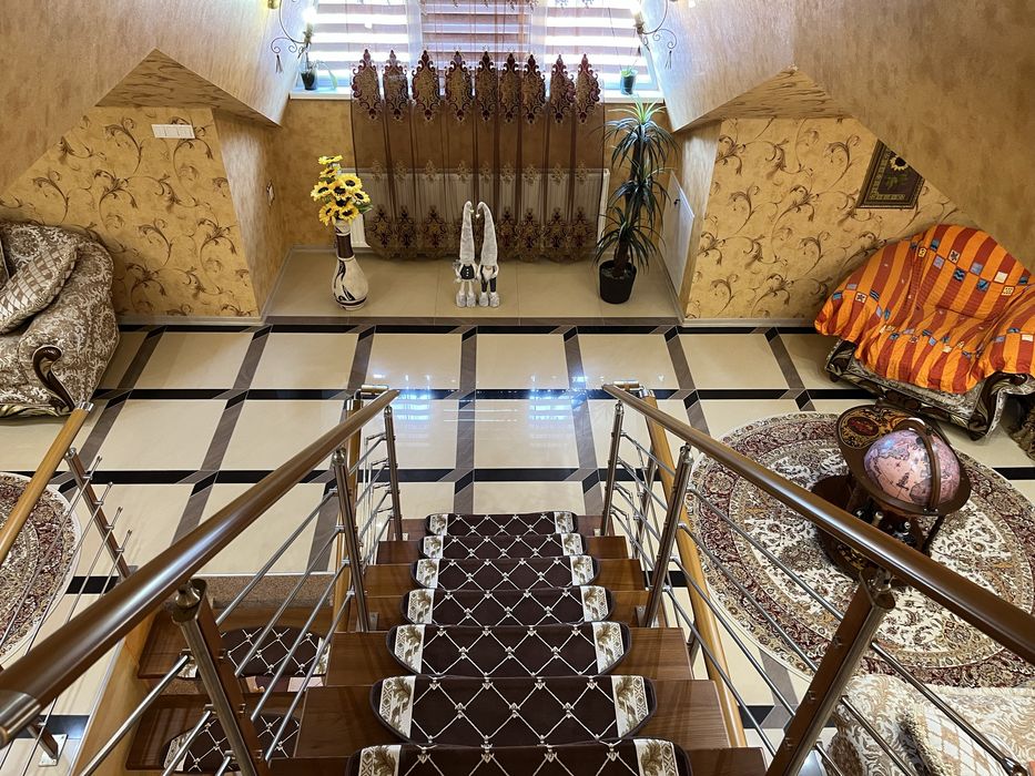 Елітний будинок 302 м2 престижний район Берегово