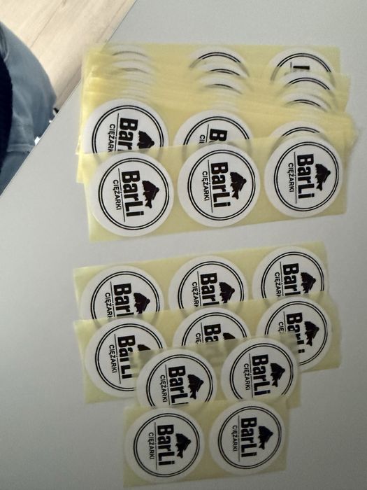 Wydruk naklejek z logiem firmy