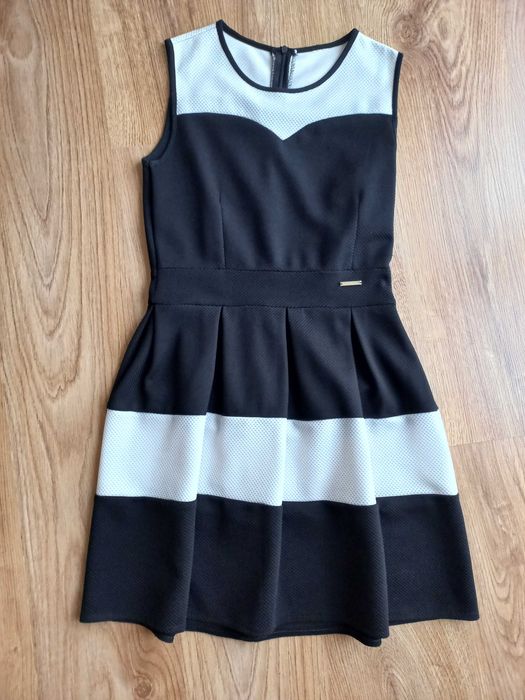 Sukienka czarna z białymi wstawkami elegancka 158