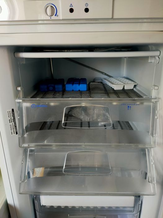Arca congeladora vertical Indesit