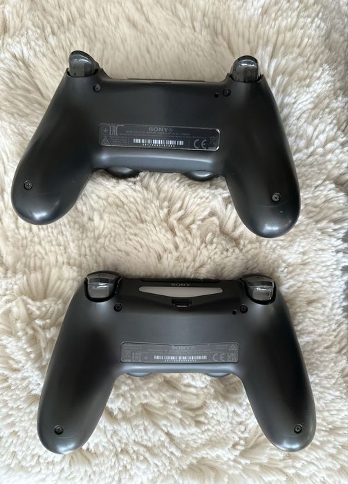 PlayStation 4 slim + 2 Comandos originais