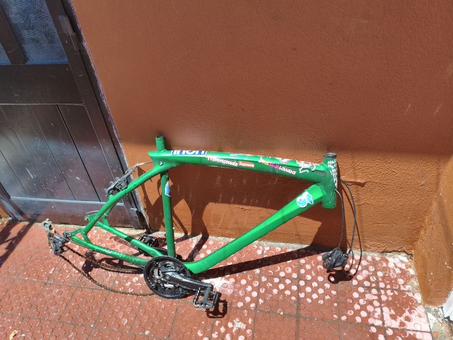 Vendo quadro BMW 26 com freio Shimano 45€-vendo guiador azul para bicicleta 29-20€ vendo guiador preto original da bmw 30€ estou a vender isso urgente