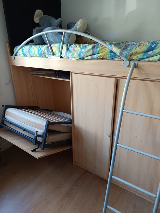 Beliche com Secretária, Guarda-roupa e 2 Camas – Bom Estado