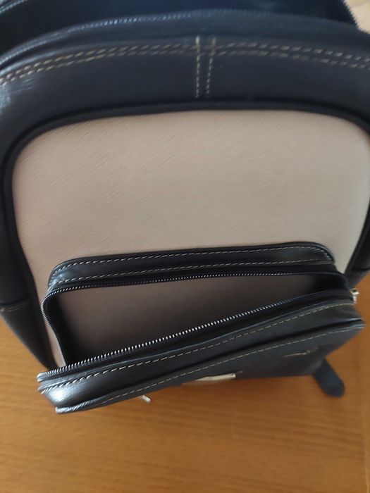 Mochila preta e beje marca Cavalinho