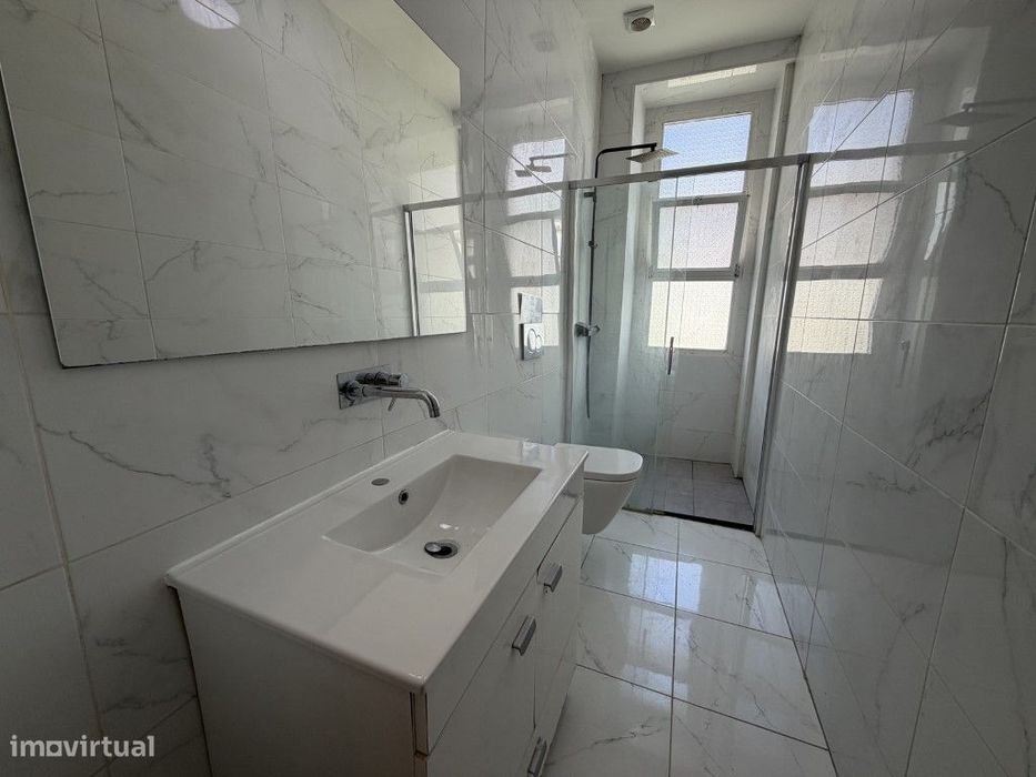 Venda de Apartamento com 7 assoalhadas na Avenida Almirante Reis