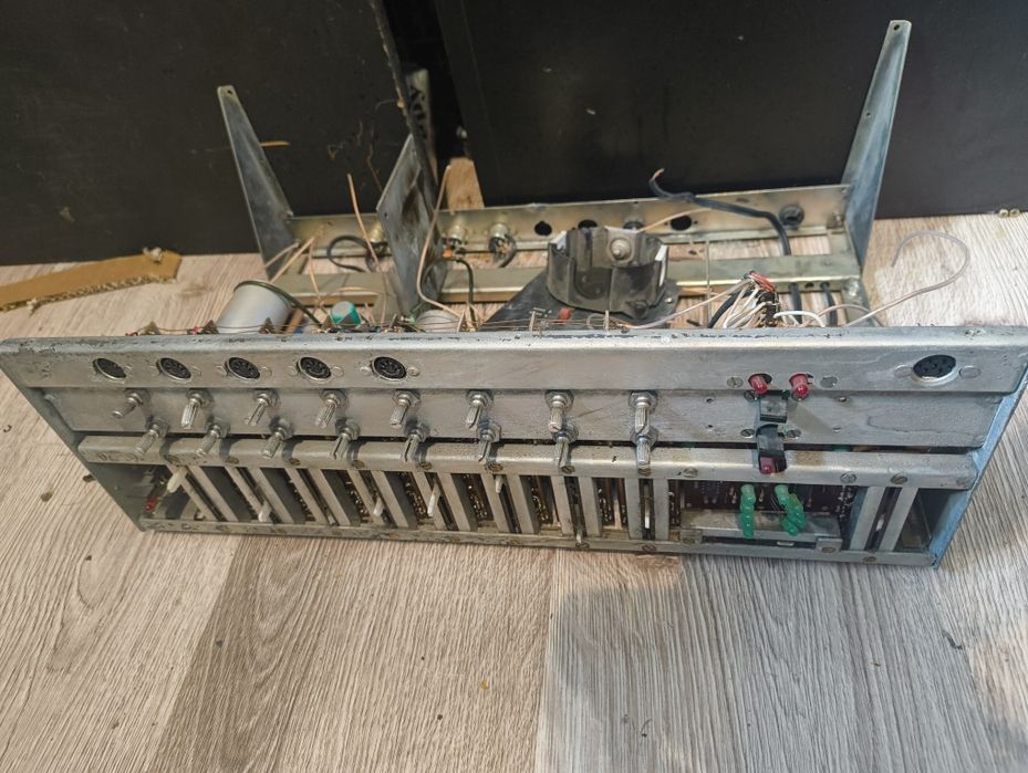 Resztki wzmacniacza mws-202 na części