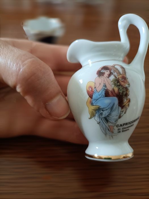 Miniaturas de coleção em porcelana muito bonitas.