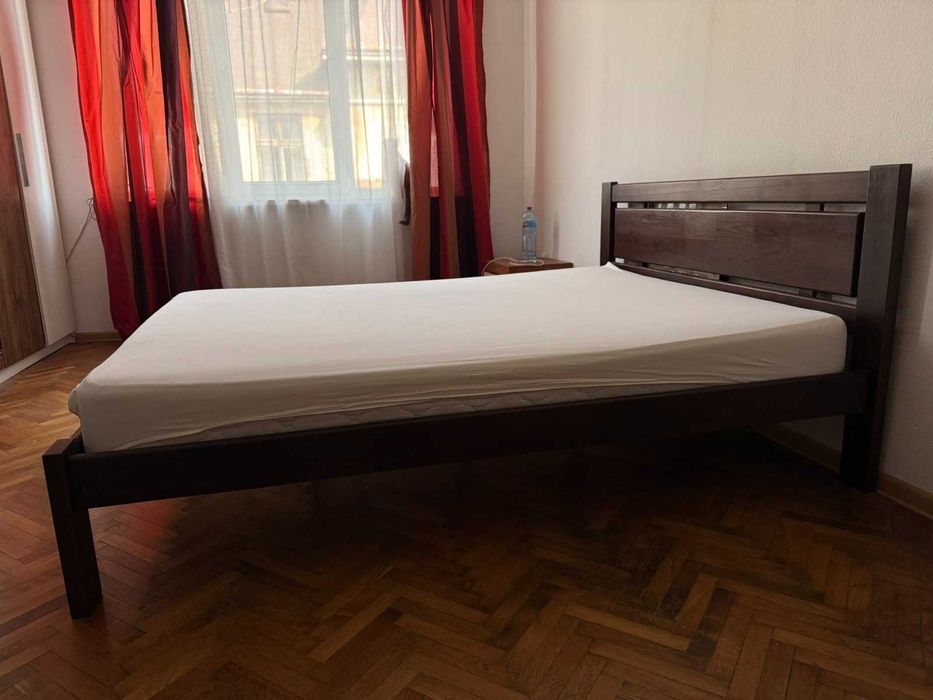 Продам двоспальне ліжко з матрасом 160/200