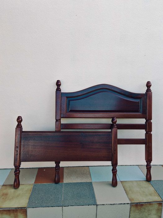 Cama de madeira de solteiro