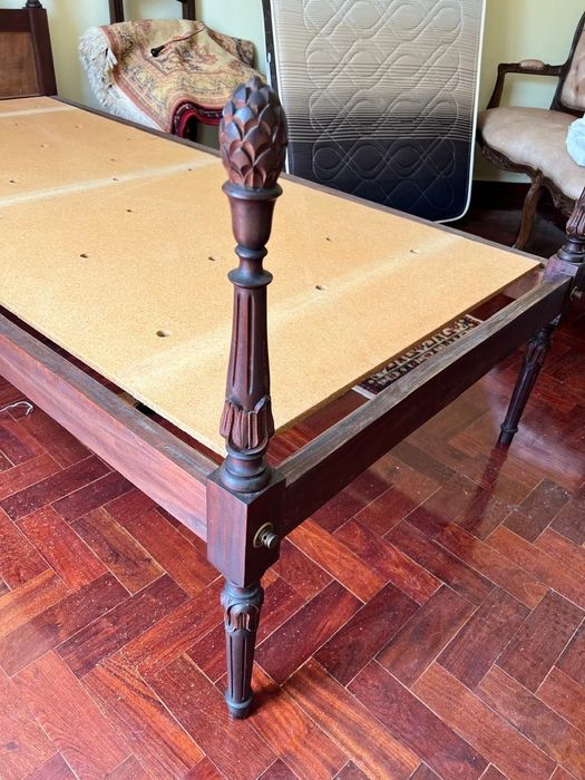 Cama solteiro palhinha e madeira trabalhada